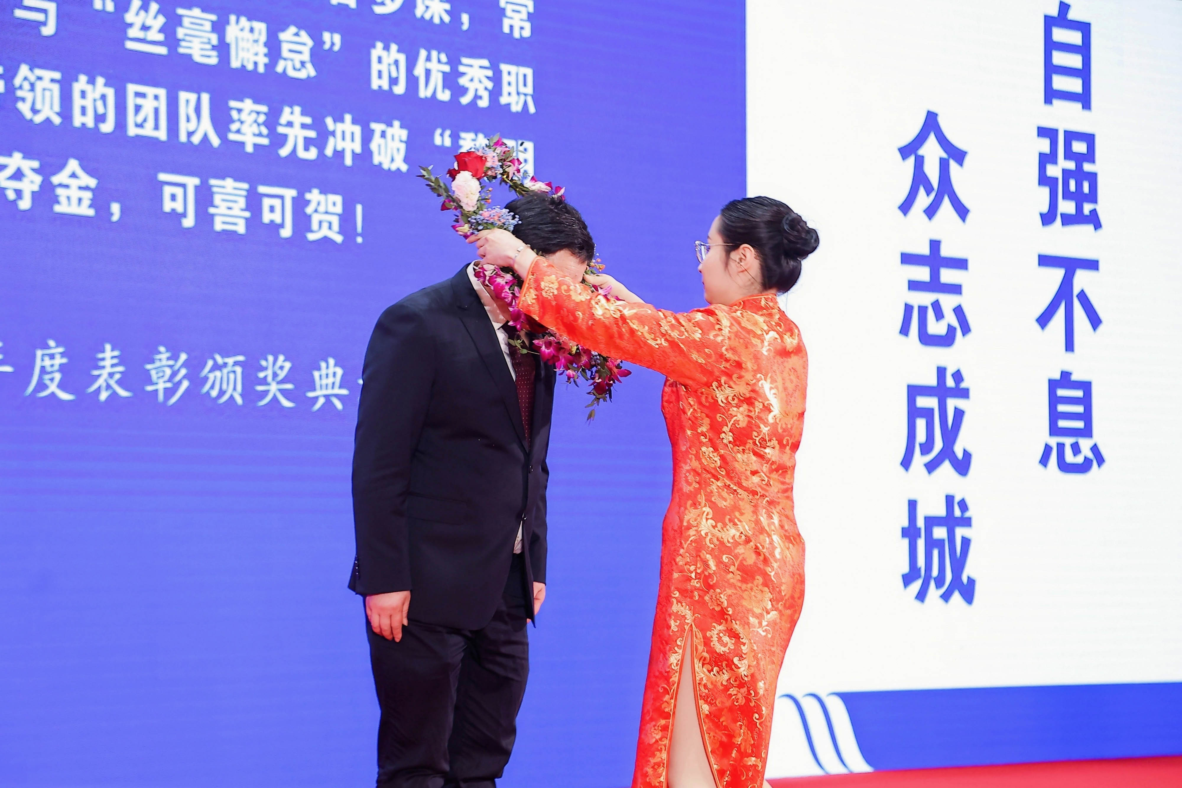李咏水董事长颁授2023年度“海洋之神590功勋金质奖章”_海洋之神590