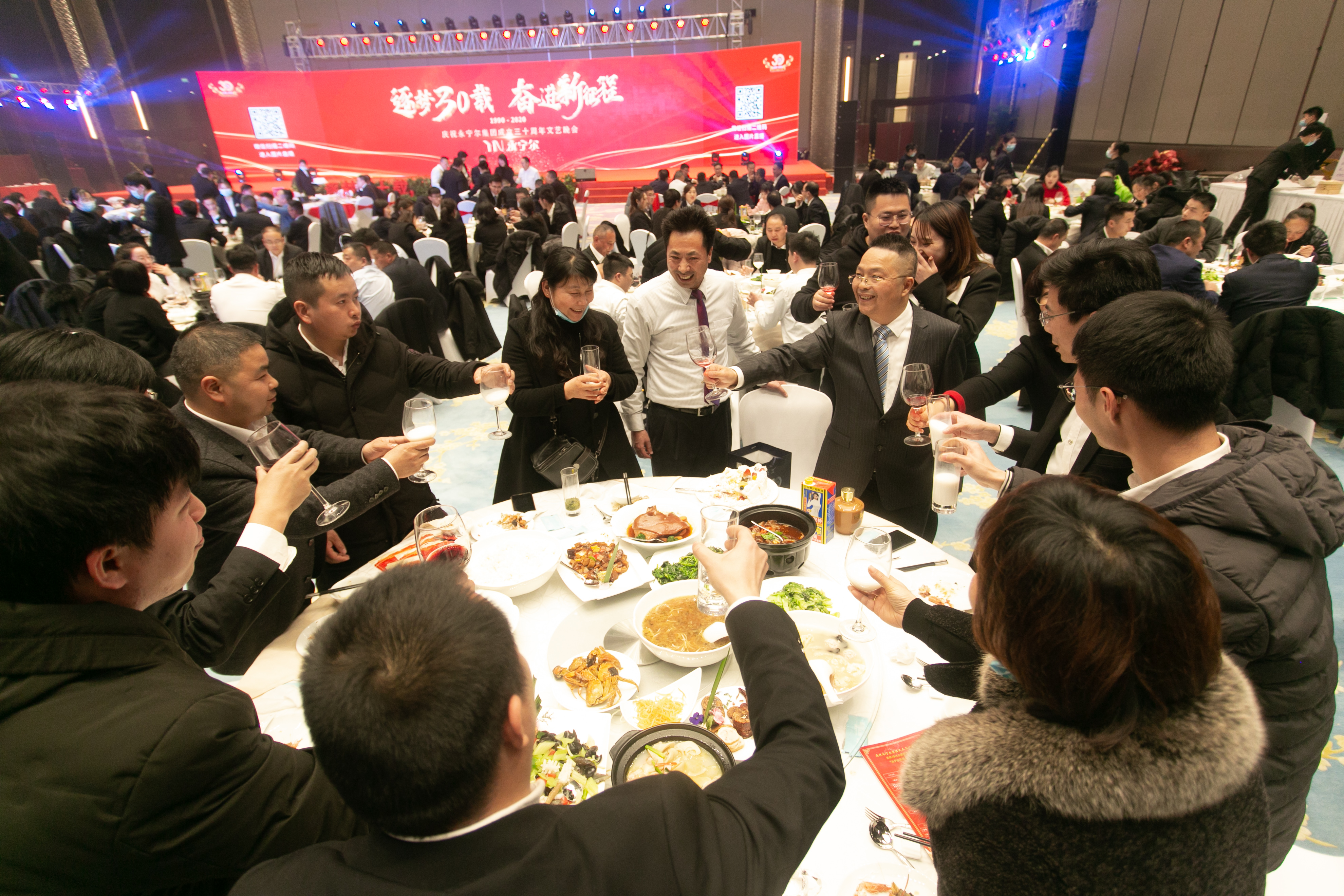 海洋之神590集团建设三十周年庆祝晚宴举行_海洋之神590