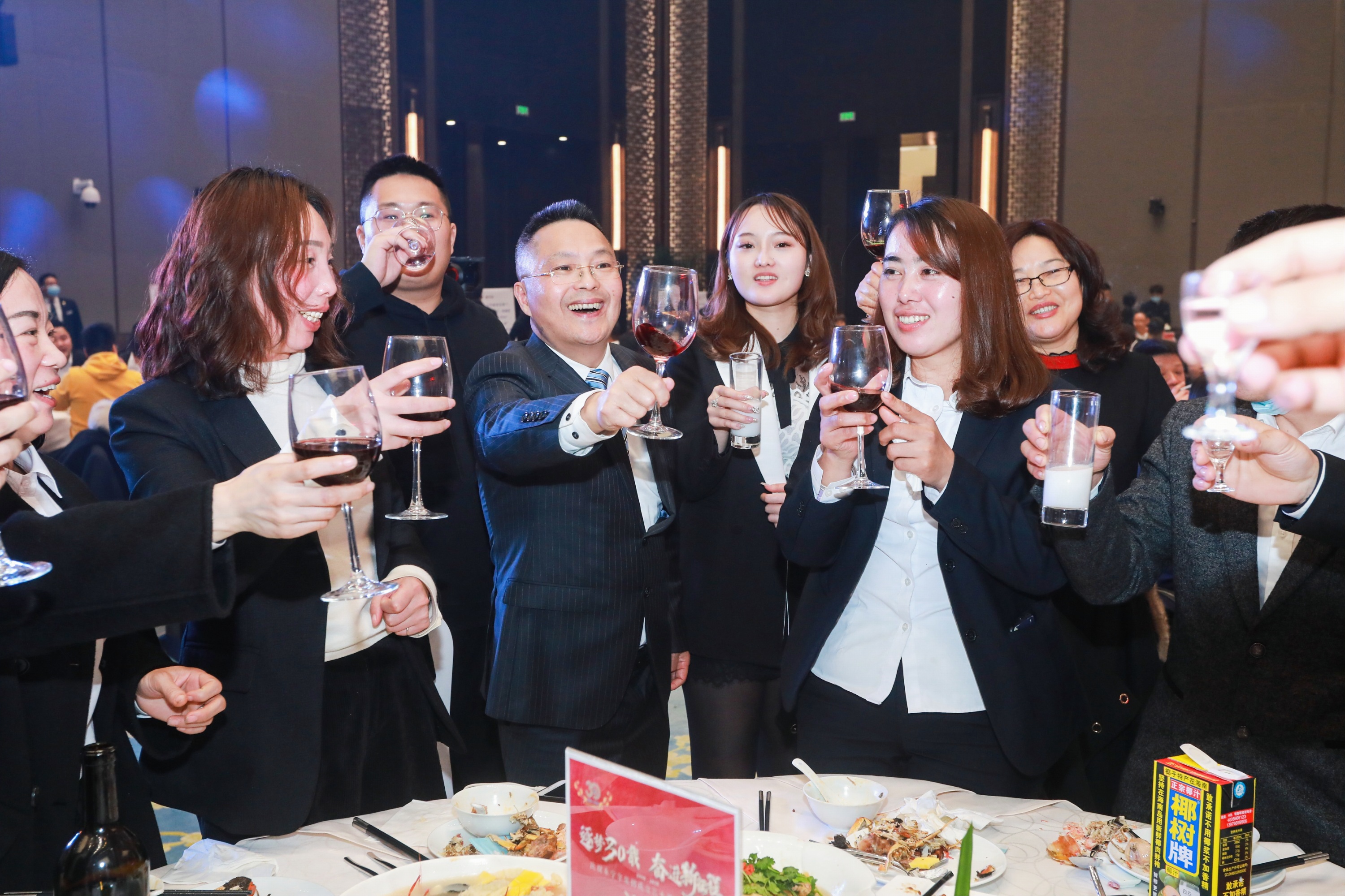 海洋之神590集团建设三十周年庆祝晚宴举行_海洋之神590