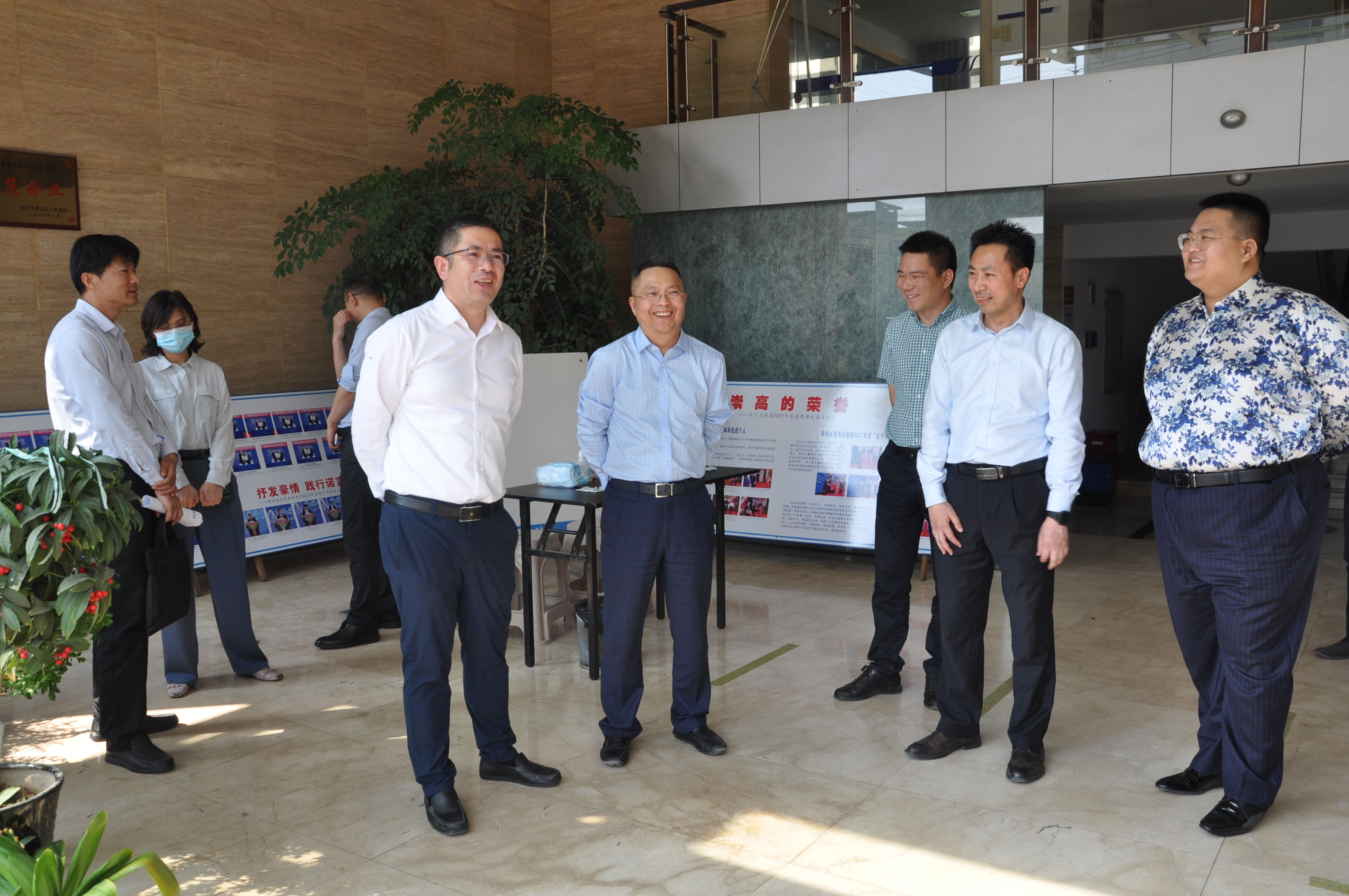萧山区副区长、区公循分局局长张亮率队走访我司_海洋之神590