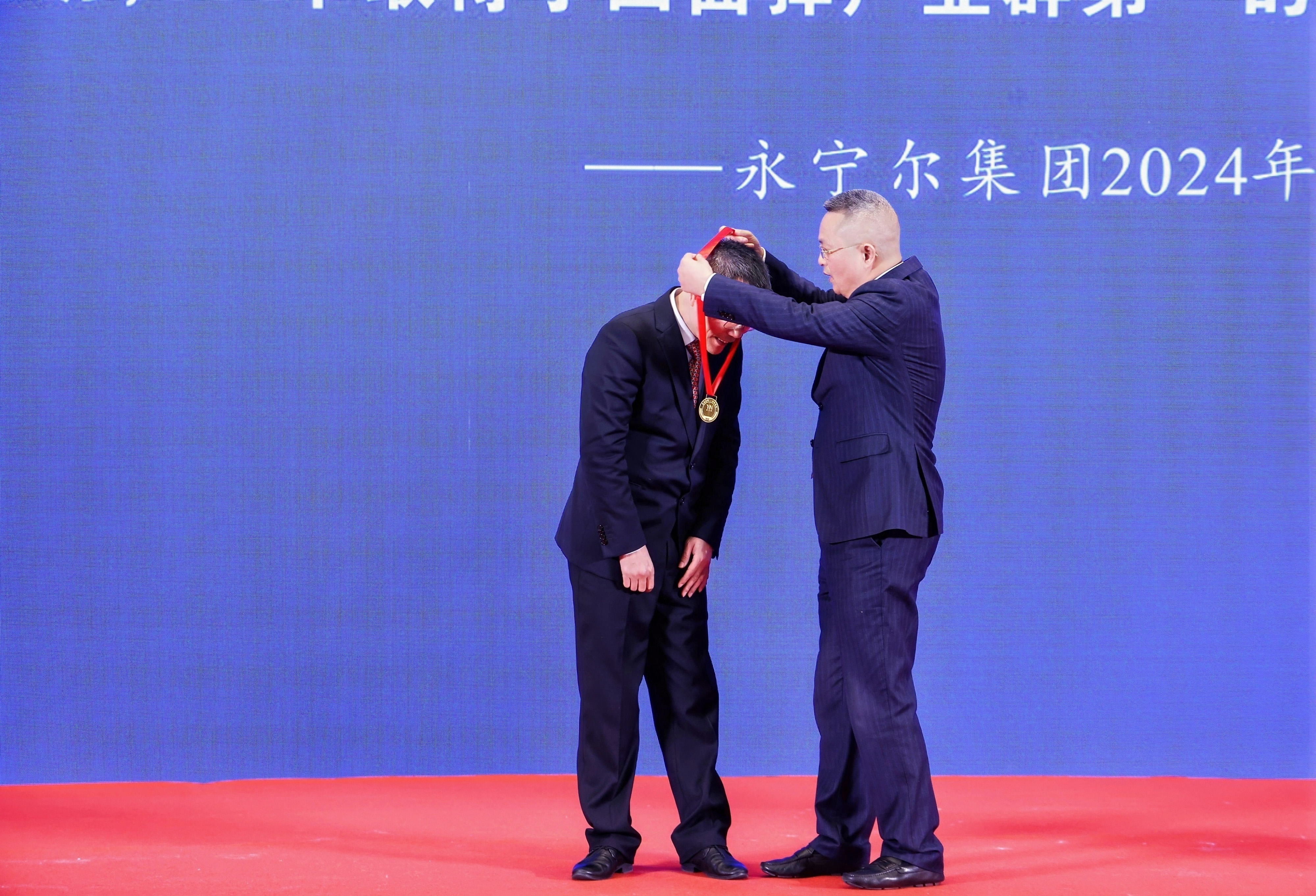 李咏水董事长颁授2024年度“海洋之神590功勋金质奖章”_海洋之神590